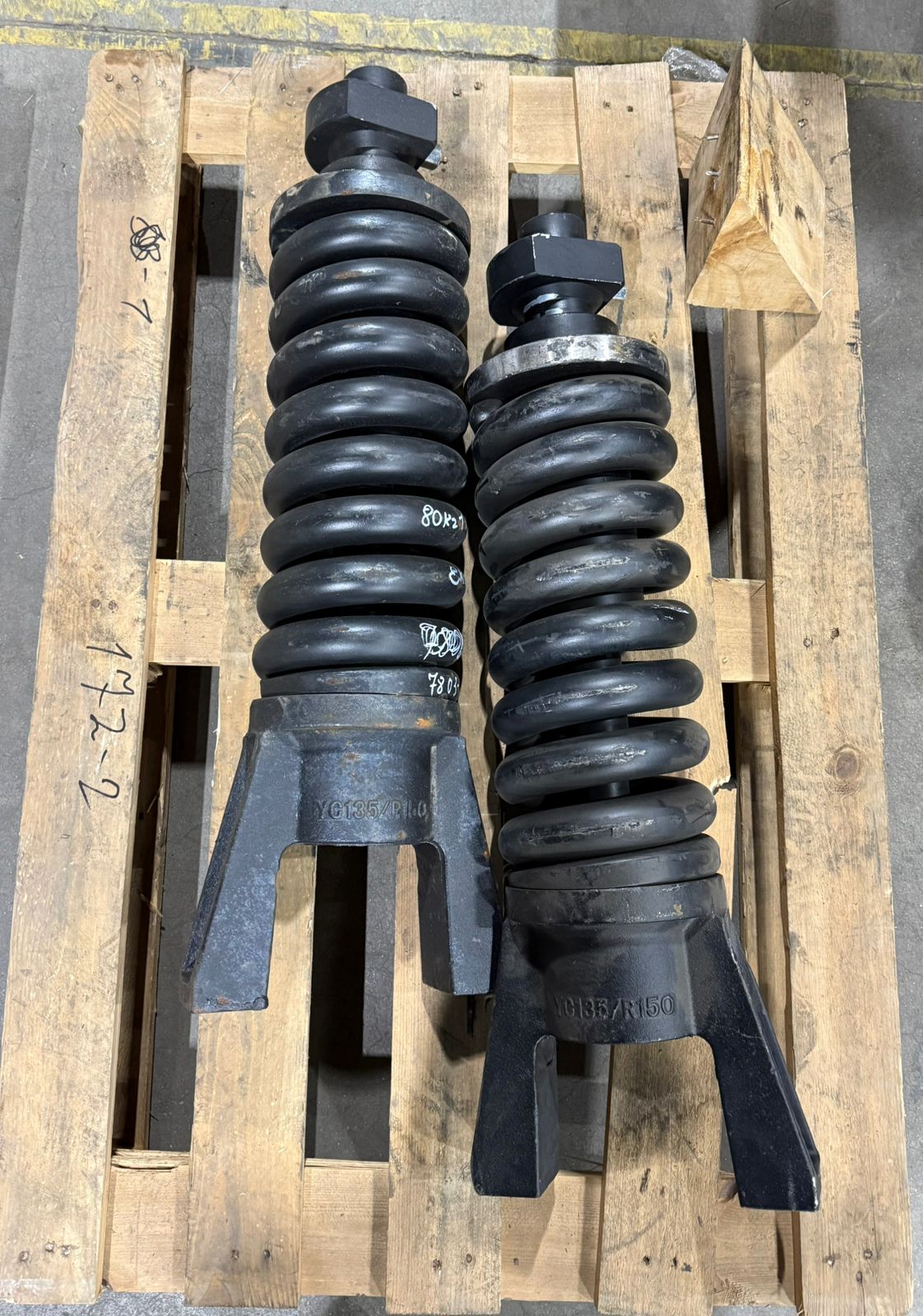 81N4-15010 81N4-15010 Натяжитель гусеницы Hyundai — изображение 1